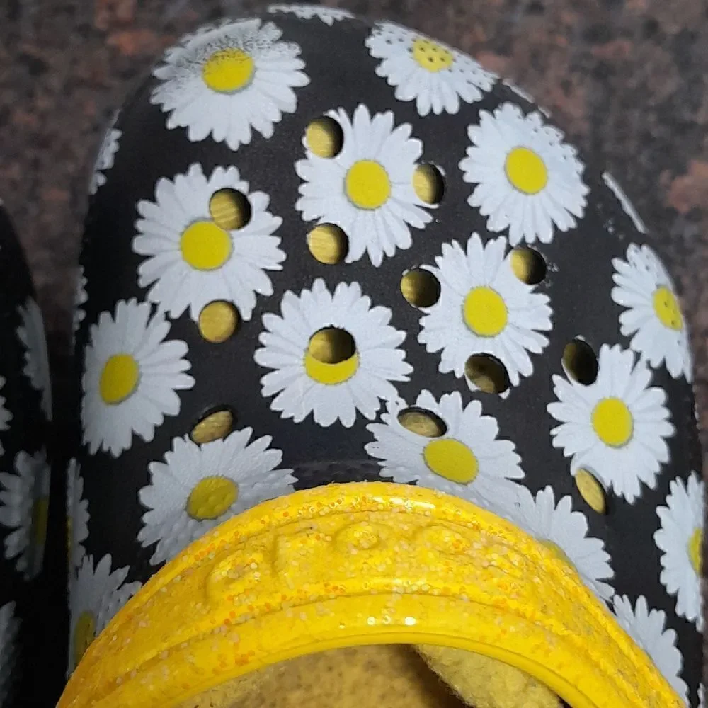 Girls Crocs Daisy Clogs..Size 6